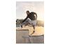 Homme faisant des étirements en short et hoodie, portant des baskets.