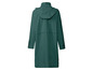 Manteau de pluie vert à capuche.