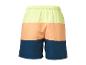 Short de bain homme trois couleurs : jaune fluo, orange et bleu foncé.