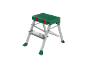 Tabouret pliant vert et argenté avec une marche.