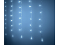 Guirlandes lumineuses LED bleues avec des effets de lumière scintillants sur fond bleu foncé.