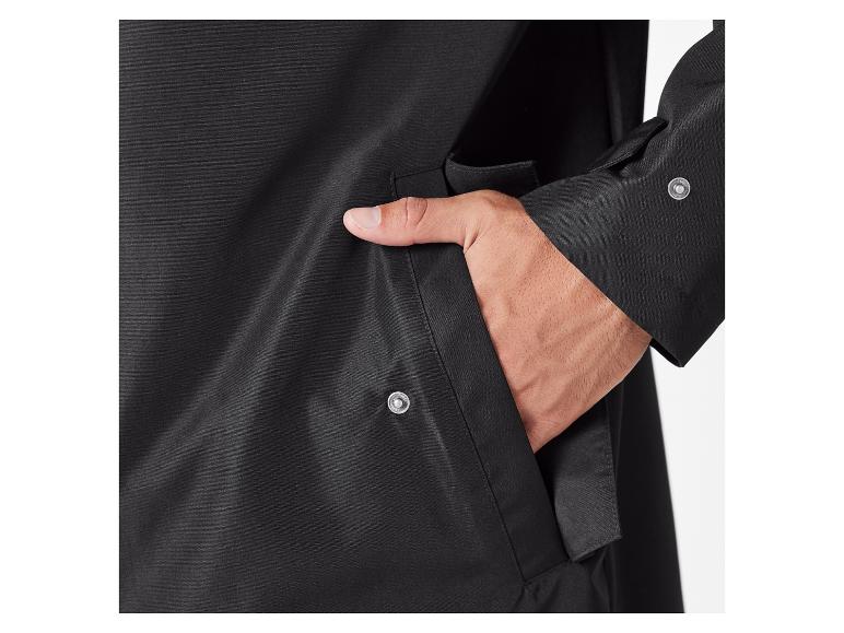 Gros plan d'une veste noire avec une poche et un bouton.