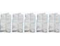 Cinq couches blanches pliées avec des bords bleus, alignées.
