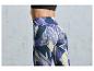 Leggings de sport avec un motif géométrique en violet et bleu.