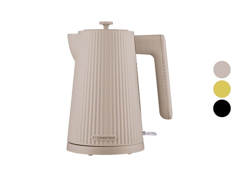 Bouilloire électrique beige SilverCrest avec design nervuré et échantillons de couleurs.