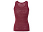 Un débardeur en tricot rouge foncé avec un motif géométrique.