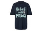 Un t-shirt bleu marine avec Snoopy et le texte 'Rebel with paws'.