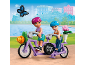 Deux figurines roulent sur un tandem violet avec des fleurs et une pancarte 