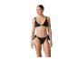 Femme en bikini noir avec haut triangle et bas à nouer sur les côtés.