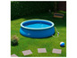 Une piscine gonflable bleue de Livarno Home dans le jardin.