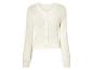Un cardigan blanc et moelleux à boutons.