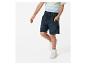Shorts en jean et baskets pour garçon.