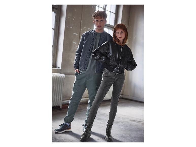 Un jeune homme et une jeune femme portent des vêtements de style urbain : blouson bomber et pantalon cargo.