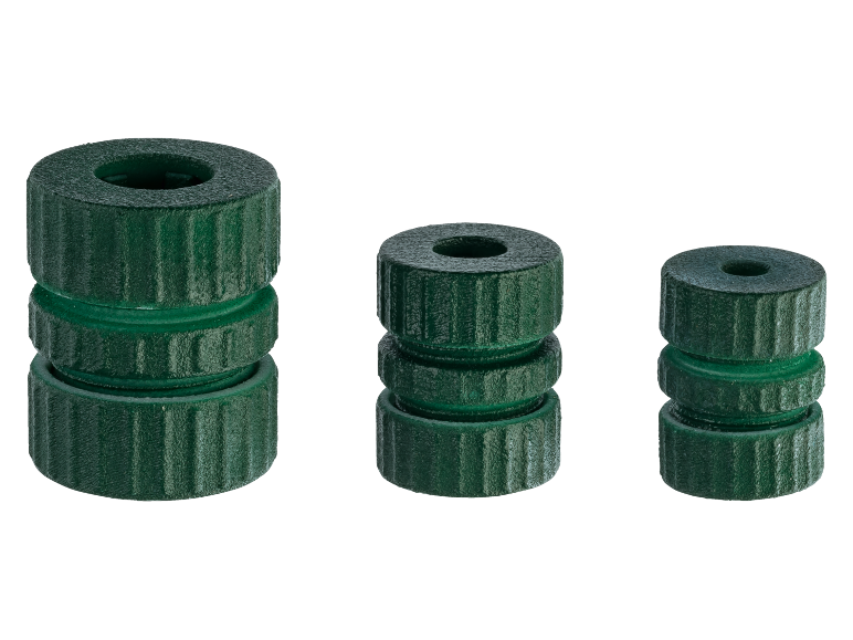 Trois connecteurs verts en plastique de différentes tailles.