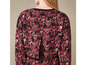 Robe noire à imprimé floral rouge.