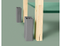 Détail d'un meuble en bois clair avec une étagère verte et deux vases gris.