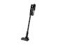 Un aspirateur sans fil noir avec un long tube et une poignée rechargeable.