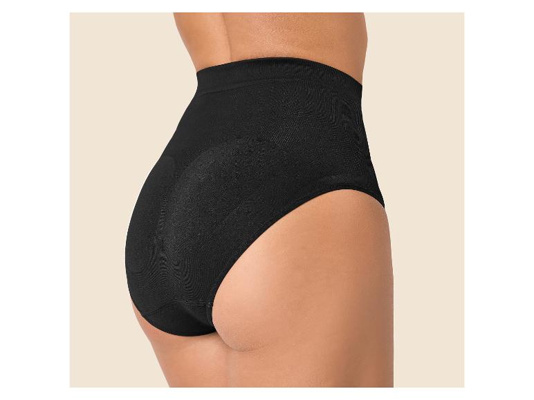 Femme en culotte gainante noire taille haute, vue de côté.