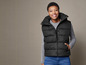 Une femme portant une veste en duvet noire.