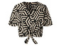 Une chemise beige à manches courtes, col en V et fermeture boutonnée, avec un motif géométrique noir.