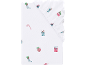 Drap-housse blanc avec motifs de Noël comme des cadeaux, des cannes à sucre et des chaussettes.