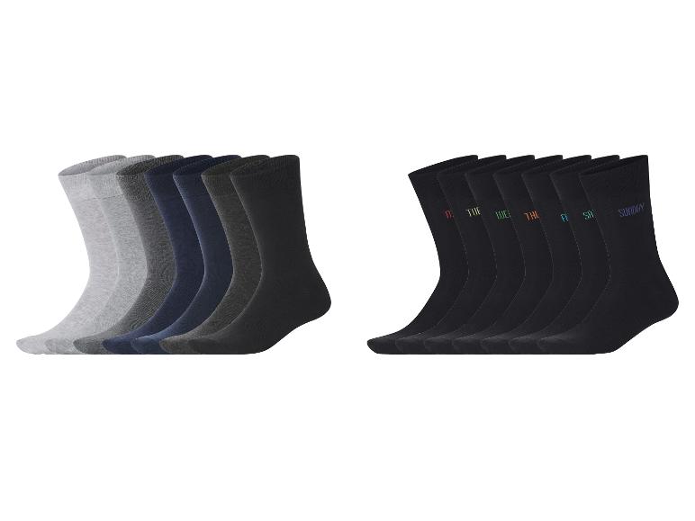 Deux ensembles de chaussettes pour hommes: un en différentes nuances de gris et de bleu, l'autre noir avec les jours de la semaine