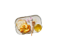 Pain tressé avec du fromage frais et du miel sur un plateau blanc.