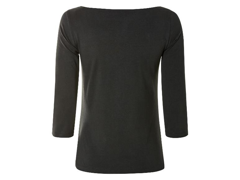 Un t-shirt noir à manches longues.