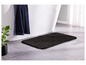 Un tapis de bain gris foncé dans une salle de bain.