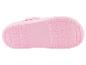 Semelles roses d'une paire de tongs avec un motif en grille.