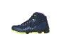 Une chaussure de randonnée bleue, imperméable, avec une semelle jaune.