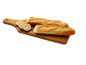Baguettes croustillantes et tranches sur une planche à découper en bois.