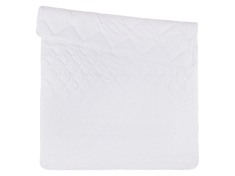 Couette blanche matelassée avec un motif en losanges.