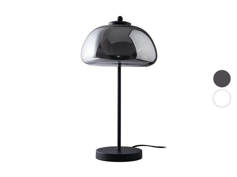 Lampe de table noire avec abat-jour en verre gris.