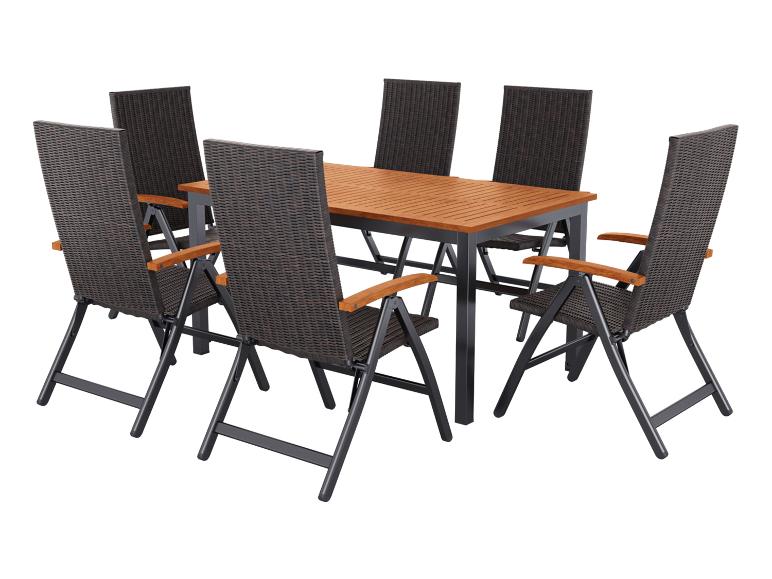 Mobilier d'extérieur avec table en bois et six chaises en rotin foncé.