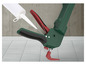 Un pistolet à silicone vert et rouge avec un tube de silicone