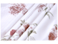Tissu blanc plissé à motif floral, fleurs roses et feuilles vertes