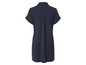 Une robe en coton bleu foncé à manches courtes.