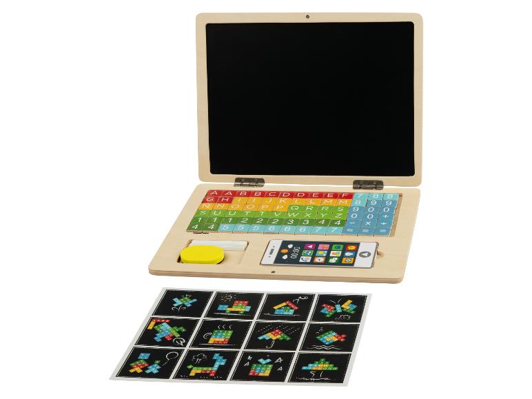 Jouet ordinateur portable en bois avec écran tableau noir, touches alphabet et chiffres, et cartes de motifs.