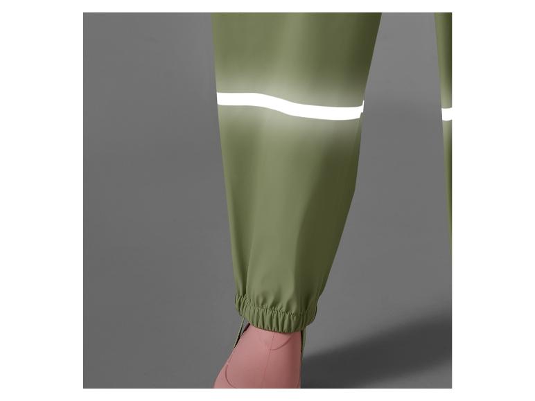 Pantalon de pluie vert avec des bandes réfléchissantes.