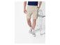 Shorts rayés beige et baskets grises pour homme.