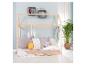 Chambre d'enfant avec lit cabane, étagères et plantes