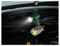 Lampe de poche rechargeable Parkside sous le capot d'une voiture.