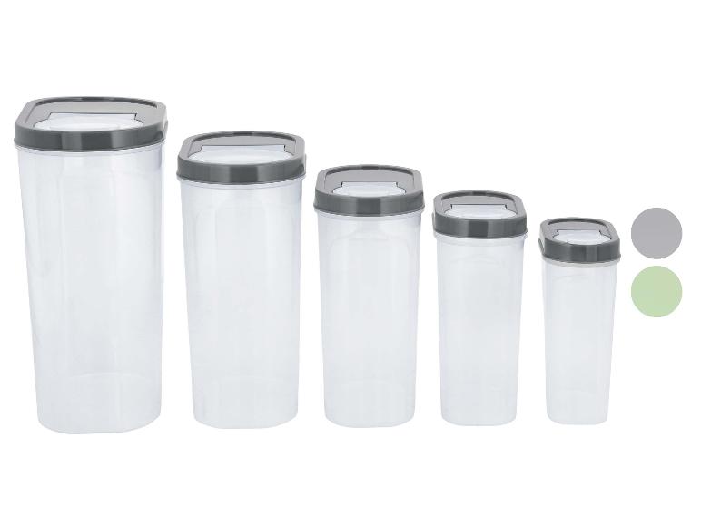 Ensemble de cinq récipients de rangement transparents avec couvercles gris, de tailles variées.