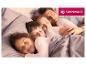 Famille dormant dans un lit avec de la literie Sannwald.