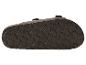 Semelle de tongs en cuir marron avec motif en relief.