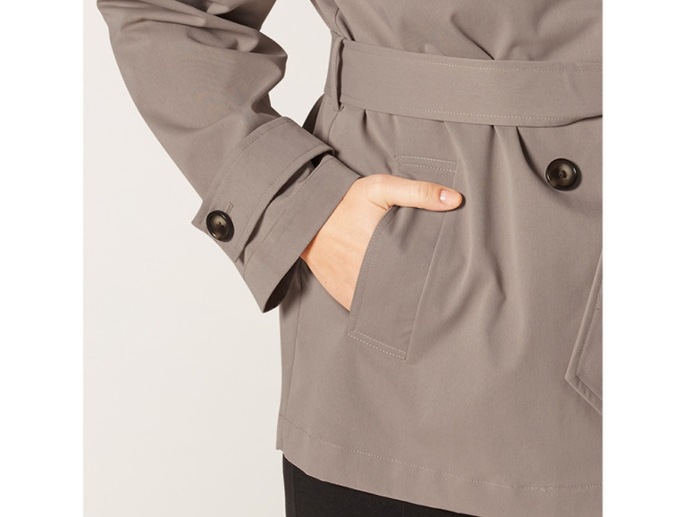 Gros plan sur un trench-coat beige avec ceinture.