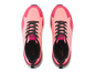 Une paire de chaussures de sport Crivit roses