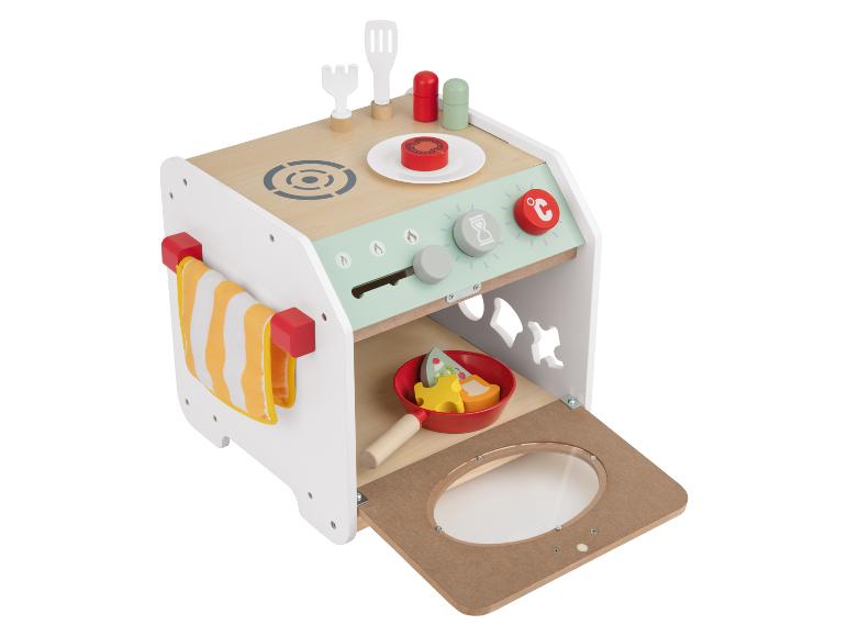 Cuisine en bois pour enfants avec des accessoires de cuisine.