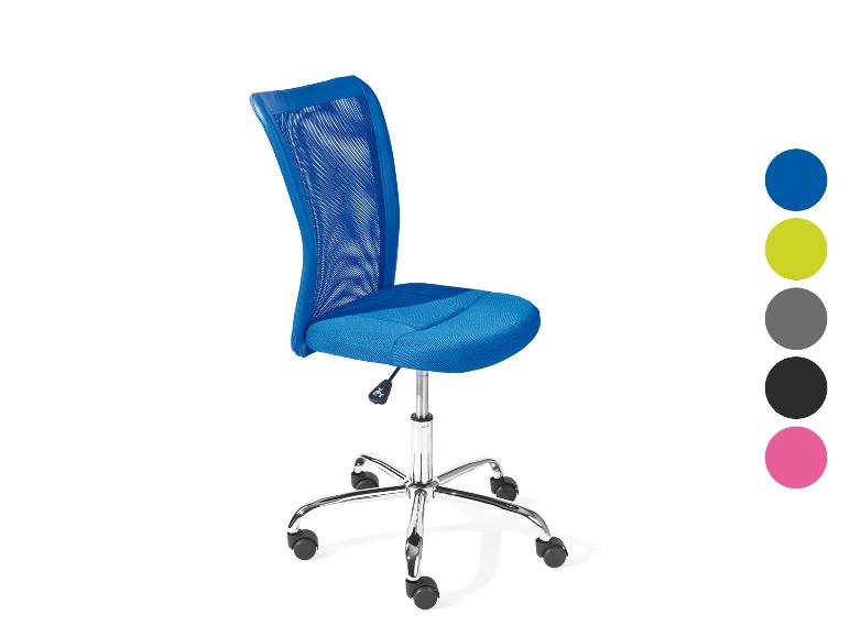 Chaise de bureau pivotante bleue avec dossier en maille et roulettes, avec échantillons de couleur.